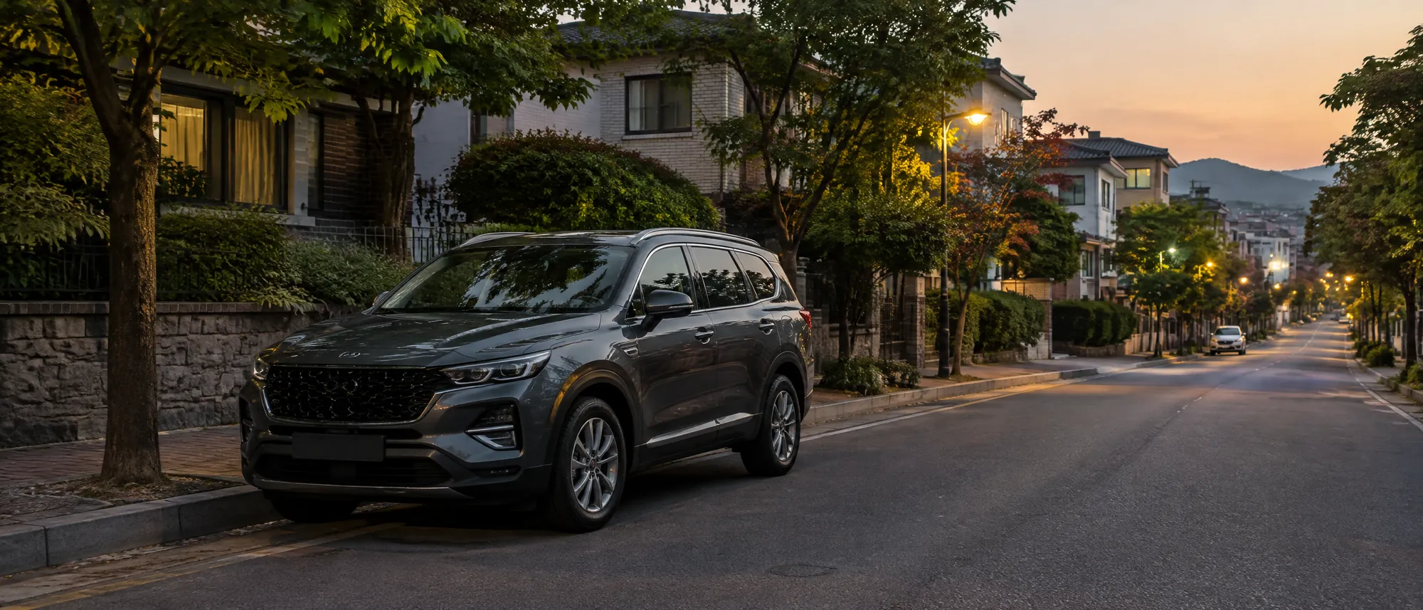 해 질 녘 조용한 주택가 골목에 세워 둔 중고 SUV